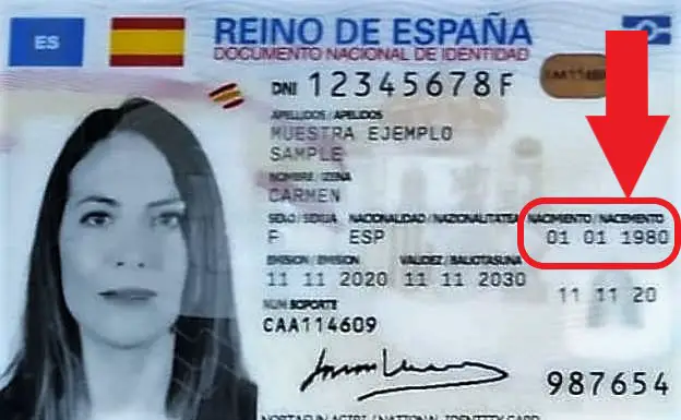 Imagen de un DNI español nuevo de ejemplo. Señalados los datos de nacimiento en rojo con un cuadrado y una flecha. Para poder saber la edad de una persona por su DNI